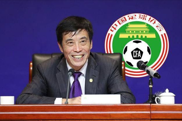 妻子身边的拥人